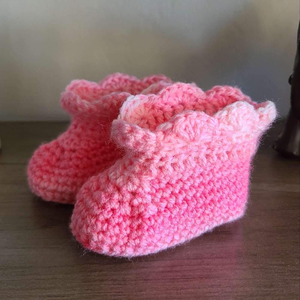 New booties, Baby girl shoes, crochet shoes, newborn shoes, pink ombre booties